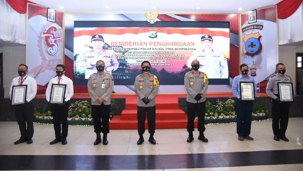 42 personel Polda Kalsel mendapatkan penghargaan usai mengungkap penyeludupan sabu 300 kg asal Malaysia