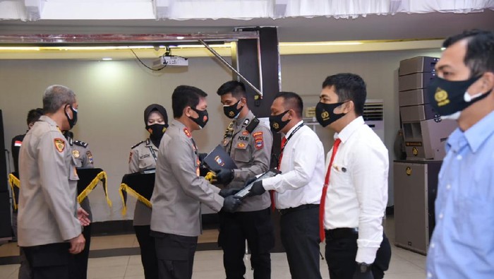 42 personel Polda Kalsel mendapatkan penghargaan usai mengungkap penyeludupan sabu 300 kg asal Malaysia
