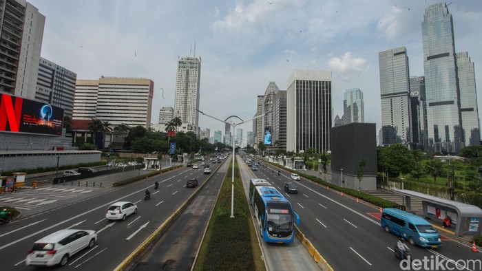 Kepala Dinas Perhubungan(Dishub) DKI Jakarta Syafrin Liputo mengklaim terjadi penurunan volume kendaraan selama PSBB diperketat.
