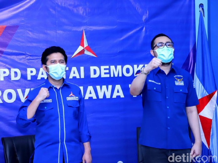 Wakil Gubernur Jawa Timur Emil Elestianto Dardak resmi ditetapkan sebagi Plt Ketua DPD Demokrat Jatim, oleh Ketua Umum Demokrat Agus Harimurti Yudhoyono (AHY). Emil menggantikan Plt sebelumnya, Renville Antonio yang menggantikan Soekarwo (Pakdhe Karwo).