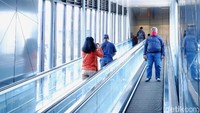 Tentunya tidak sembarangan orang bisa melewati skybridge. Penumpang harus menunjukkan tiket kereta api (KA) untuk masuk ke skybridge. Sejak Rabu (23/9) lalu, skybridge sudah mulai uji coba untuk melayani penumpang.