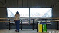 Beberapa penumpang juga terlihat berfoto-foto di jalur penghubung antara peron 1 dan peron 2. 