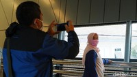 Beberapa penumpang juga terlihat berfoto di jalur penghubung antara peron 1 dan peron 2. Desainnya yang minimalis tapi modern juga bisa dijadikan salah satu spot foto yang instagrammable.