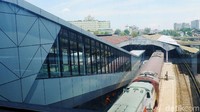 Kata Iwan, dengan adanya skybridge, akses passenger crossing sebidang (jalur kereta di stasiun) ditiadakan. Ia mengimbau penumpang datang lebih awal. (Foto: Siti Fatimah/detikcom)