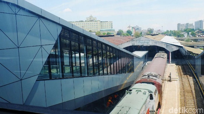 Wajah Baru Stasiun Bandung dengan SkyBridge yang Instagramable Stasiun Bandung punya 'wajah baru' dengan adanya jembatan modern (SkyBridge) yang membentang dari arah selatan menuju utara. Pemandangan ini jelas berbeda jika dibandingkan dengan stasiun yang ada di wilayah PT KAI Daerah Operasional (Daop 2) Bandung lainnya.