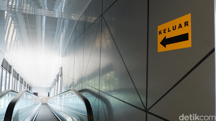Wajah Baru Stasiun Bandung dengan SkyBridge yang Instagrammable Stasiun Bandung punya 'wajah baru' dengan adanya jembatan modern (SkyBridge) yang membentang dari arah selatan menuju utara. Ini beda dengan stasiun lainnya.
