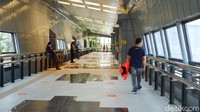Dia berharap skybridge ini dapat memecah kerumunan, yang sebelum masa pandemi jumlah penumpang per harinya mencapai 16 ribu. (Foto: Siti Fatimah/detikcom)