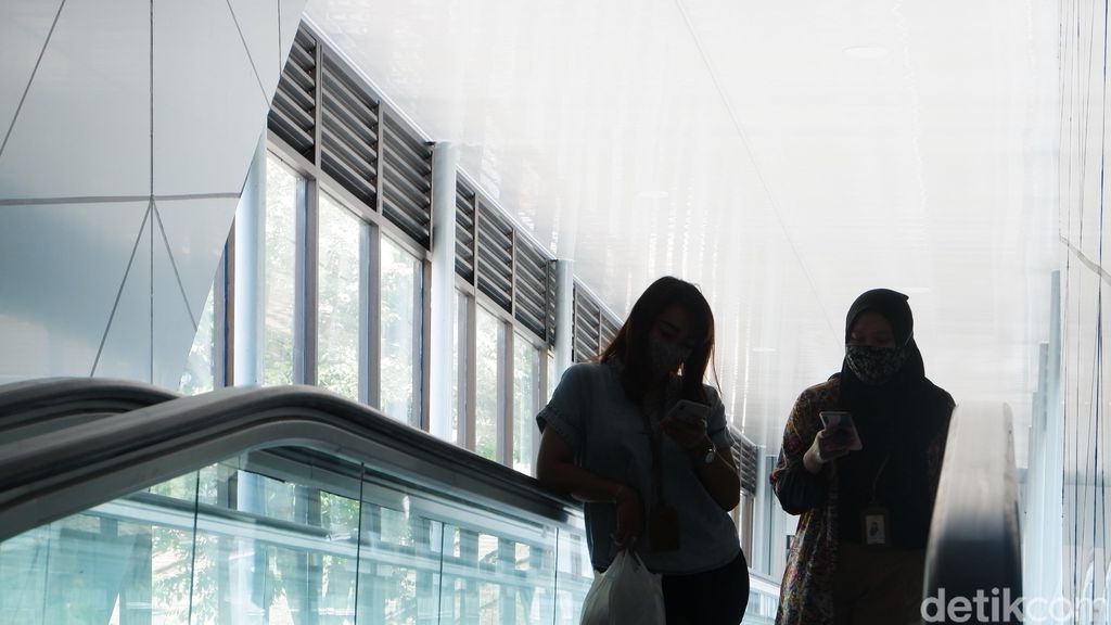 Stasiun Bandung punya 'wajah baru' dengan adanya jembatan modern (SkyBridge) yang membentang dari arah selatan menuju utara. Ini beda dengan stasiun lainnya.