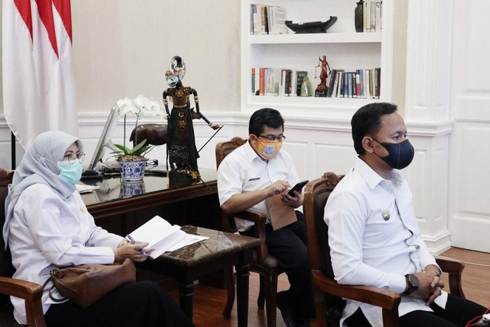 Wali Kota Bogor Bima Arya saat mengikuti Rapat Koordinasi terkait Antisipasi Perkembangan Kasus Covid-19 di Jabodetabek secara virtual (24/9/2020).