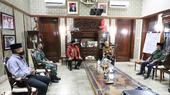 Wali Kota Tegal Dedy Yon Supriyono menemui Gubernur Jawa Tengah Ganjar Pranowo di Semarang, Jumat (25/9/2020).