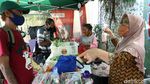 Potret Warga Antre Sembako Gratis saat PSBB
