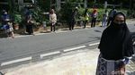 Potret Warga Antre Sembako Gratis saat PSBB