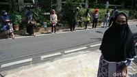 Di masa pandemi ini, warga mengantre dengan mengikuti imbauan protokol kesehatan seperti memakai masker hingga jaga jarak.