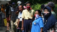 Warga juga tertib mengantre.