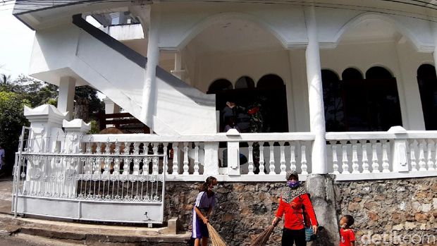 Warga Desa Gedong, Kecamatan Banyubiru, Kabupaten Semarang bergotong royong membersihkan kapel dan masjid yang lokasinya berdekatan, Jumat (25/9/2020)