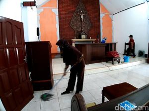 Indahnya Toleransi, Warga Semarang Gotong Royong Bersihkan Masjid-Kapel
