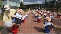 Pedagang kaki lima ini mengganti pengunjuk rasa dengan boneka beruang untuk menghindari pelanggaran larangan yang sedang berlangsung.