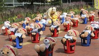 Boneka-boneka ini ditata rapi di atas kursi dengan menjaga jarak.