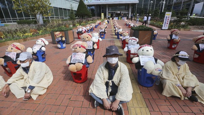 Wow! Boneka Beruang Ini Gantikan Peran Pendemo Teddy bears are displayed to protest against a crackdown on illegal street vendors, in front of the Mapo ward office in Seoul, South Korea, Thursday, Sept. 24, 2020. Street vendors replaced protestors with teddy bears to avoid the violation of an ongoing ban on rallies with more than 10 people amid the coronavirus pandemic. The signs read: