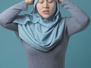 Dear Hijabers, Ini Kebiasaan yang Bikin Rambut Rontok & Berketombe