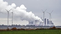 Sebuah pembangkit listrik tenaga batu bara mengepul di dekat tambang batu bara permukaan Garzweiler di Jerman. AP Photo/Martin Meissner