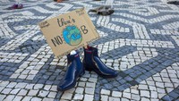 Sepasang sepatu dengan pesan tentang perlindungan lingkungan ditempatkan oleh para aktivis yang ditempatkan secara merata di atas alun-alun di Lisbon, Portugal, selama protes iklim global. AP Photo/Armando Franca