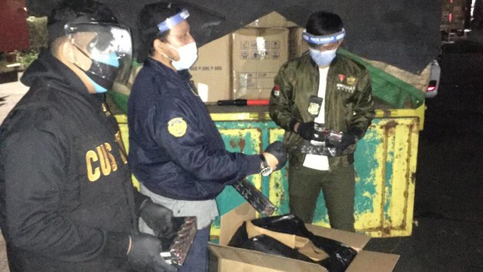 Bea Cukai Kantor Wilayah Banten kembali mengamankan jutaan batang rokok ilegal tanpa cukai. Penyitaan dilakukan di dua tempat yaitu Tangerang Selatan dan Kota Tangerang oleh tim dalam operasi yang diberi nama Gempur Rokok Ilegal yang dilakukan bagian penindakan.