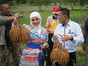 Bella Shofie dan Suami Bantu UMKM di Ambon