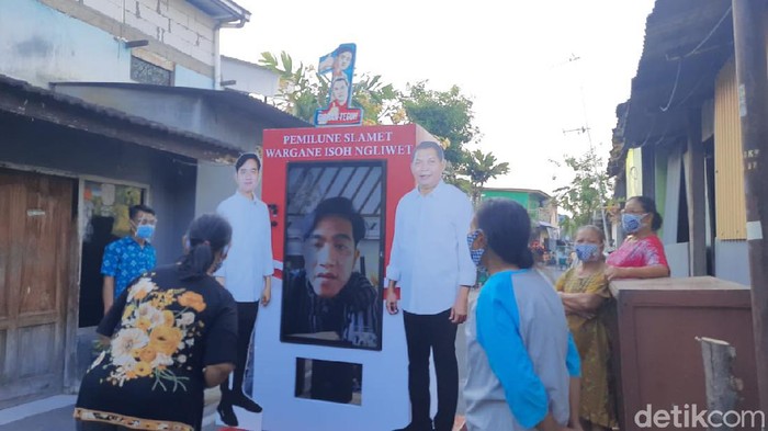 Cawalkot Solo Gibran Rakabuming Raka blusukan virtual lewat TV portabel ke Kampung Solo. TV portabel ini diperkenalkan di hari pertama Gibran kampanye, Sabtu (26/9/2020)