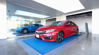 Bukan cuma spesifikasi, fitur, dan kelebihan lainnya. Lecet, penyok, dan kerusakan-kerusakan minor lainnya juga ditampilkan. Foto: Youtube: Carvana
