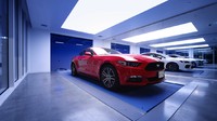 Selanjutnya pembeli hanya perlu menunggu mobil dikeluarkan lewat sistem vending machine raksasa tersebut. Foto: Youtube: Carvana