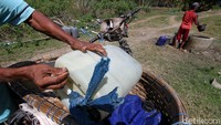 Warga membuat sumur tampungan sendiri untuk menabung air dari waduk Butak dan air hujan.