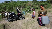 Sedangan untuk minum mereka harus membeli lewat pedagang yang berkeliling membawa tandon air yang diangkut dengan truk ukuran sedang.