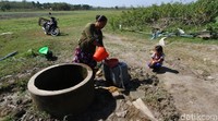 Warga mencari air bersih yang berada di lokasi Waduk Butak desa Kradenan, Grobogan, Jawa Tengah, Sabtu (26/9).