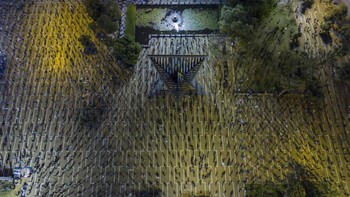 Jawara kategori Life Under COVID-19 diraih Tomer Appelbaum yang menampilkan ribuan orang Israel yang tetap jaga jarak meski tengah memprotes Perdana Menteri Benjamin Netanyahu di Rabin Square pada 19 April 2020. Foto: Drone Photo Awards