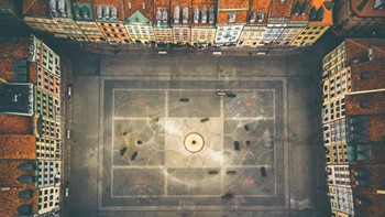 Runner Up kategori Life Under COVID-19 diraih Rafal Ganowski yang menampilkan bangunan tertua di Warsawa yang sepi. Padahal sebelumnya di penuhi payung dari restoran dan kerumunan orang. Foto: Drone Photo Awards