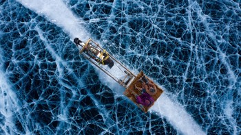 Jawara kategori People diraih oleh Alessandra Meniconzi yang menampilkan penduduk Eurasian yang melintasi danau di temperatur minus 30 derajat Celcius. Foto: Drone Photo Awards