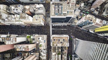 Runner Up kategori People diriah Tugo Cheng yang menampilkan 2 juta orang Hong Kong yang turun ke jalan 16 Juni 2019 meminta pemerintah mencabut RUU ektradisi yang konroversial. Foto: Drone Photo Awards