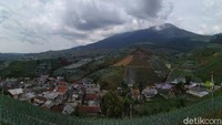 Selain memiliki letak pemukiman bertumpuk yang unik, Dusun Cibuluh juga dikelilingi dengan hamparan terasering yang sangat terkenal di Majalengka. 