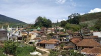 Video yang diambil menggunakan drone tersebut tampak menampilkan keindahan Dusun Cibuluh. Tampak rumah-rumah penduduk bertumpuk, mirip dengan pemukiman Sherpa yang ada di Negara Nepal. 