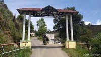 Di Jawa Barat juga terdapat dusun yang memiliki pemukiman penduduk bertumpuk seperti di negara Nepal. 