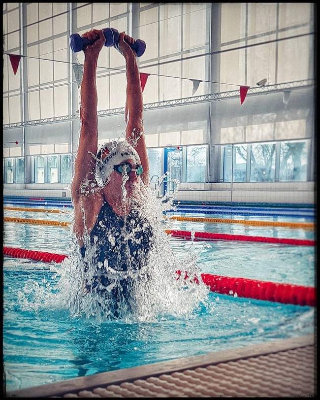 Wanita 26 ahun itu hanya memiliki penglihatannya tiga persen karena menderita penyakit langka Stargardt. Meski begitu, Elena merupakan atlet paralimpik yang berprestasi.  Foto: dok. Instagram