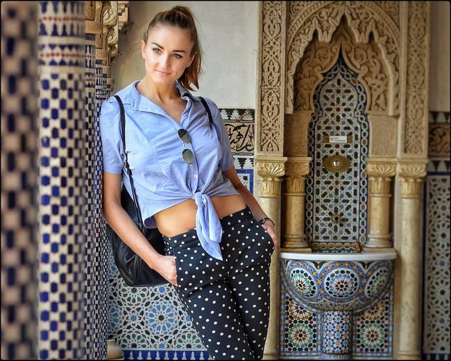 Aku tidak mungkin menolak kesempatan ini. Dua hari bekerja sangat menyenangkan. Aku selalu ingin punya pengalaman sehari sebagai model profesional, dan aku melakukannya. Aku sangat senang, ujar Elena.  Foto: dok. Instagram