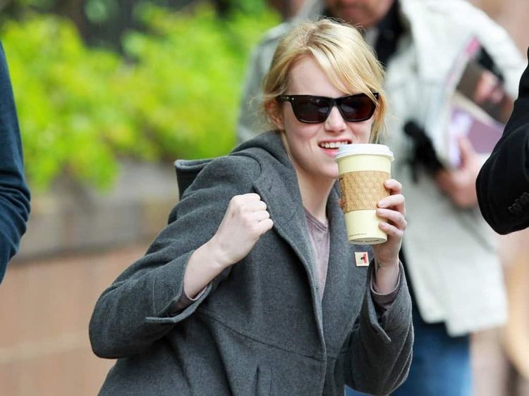 Ini Gaya Makan Es Krim si Cantik Emma Stone yang Baru Saja Menikah
