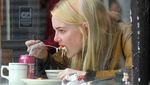 Ini Gaya Makan Es Krim si Cantik Emma Stone yang Baru Saja Menikah