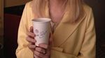 Ini Gaya Makan Es Krim si Cantik Emma Stone yang Baru Saja Menikah
