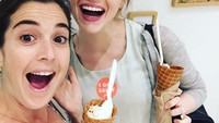 Selain kopi, Emma juga dikenal sebagai penggemar berat es krim. Banyak foto-fotonya yang bertebaran ketika ia tengah menyantap es krim. Foto: Go Celeb/Emma Stone Archive/NY Times