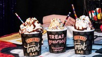 Hadir ke salah satu acara, Emma disuguhi dengan es krim aneka rasa dan topping yang membuatnya tersenyum senang. Foto: Go Celeb/Emma Stone Archive/NY Times