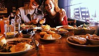 Berteman baik dengan aktris Zoey Deutch, Emma bagikan kebersamaan mereka ketika menikmati makan siang bersama di salah satu restoran klasik. Foto: Go Celeb/Emma Stone Archive/NY Times