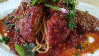 Ada dua versi spaghetti yang dibuat Chef Vania. Kamu bisa melengkapi rasanya dengan saus tomat yang bisa dibuat menggunakan tomat kalengan.  Foto: detikFood